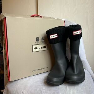 Hunter Boots Black Rain Boots w/ Socks and OG Box